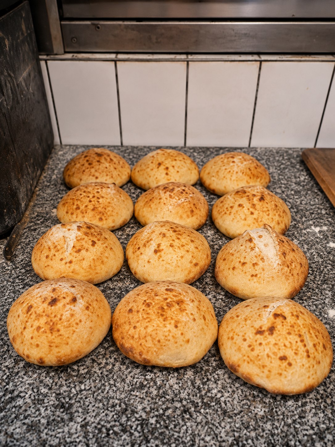 Frisch gebackenes Brot bei Sara Döner