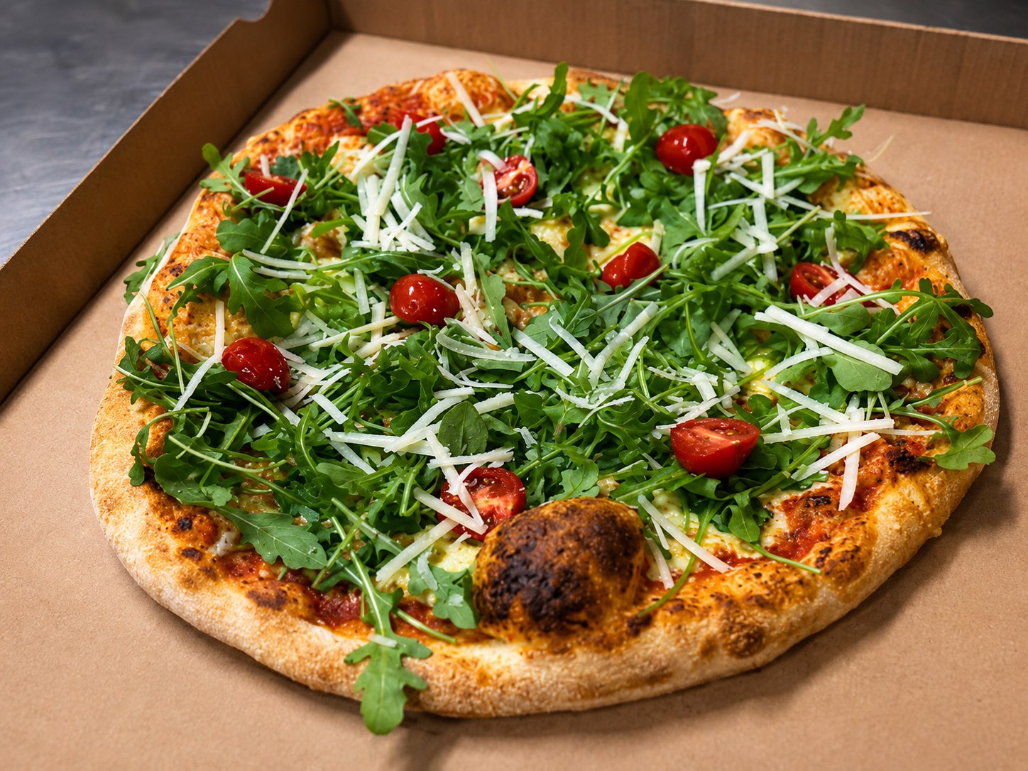 Pizza mit Rucola bei Sara Döner